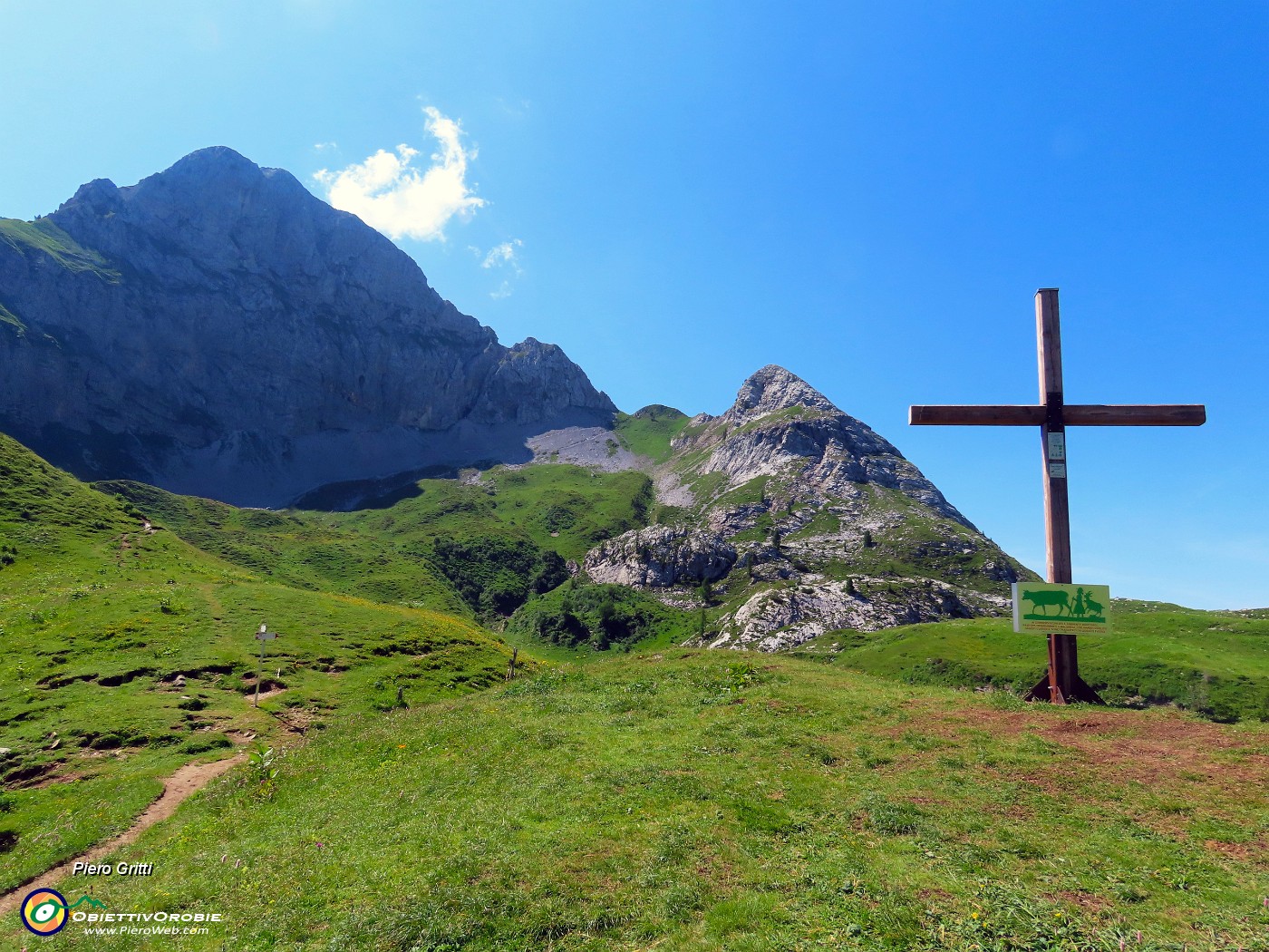 38 Croce da poco posta al Passo Branchino (1821 m) con vista in Corna Piana.JPG